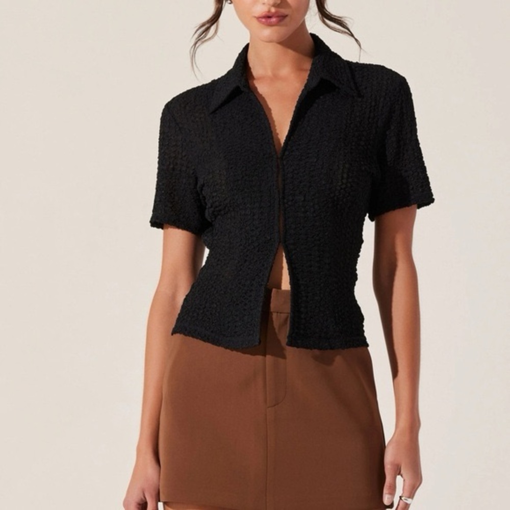 ASTR the Label Puckered Short Sleeve Top Black Hook & Eye Textured Collared S